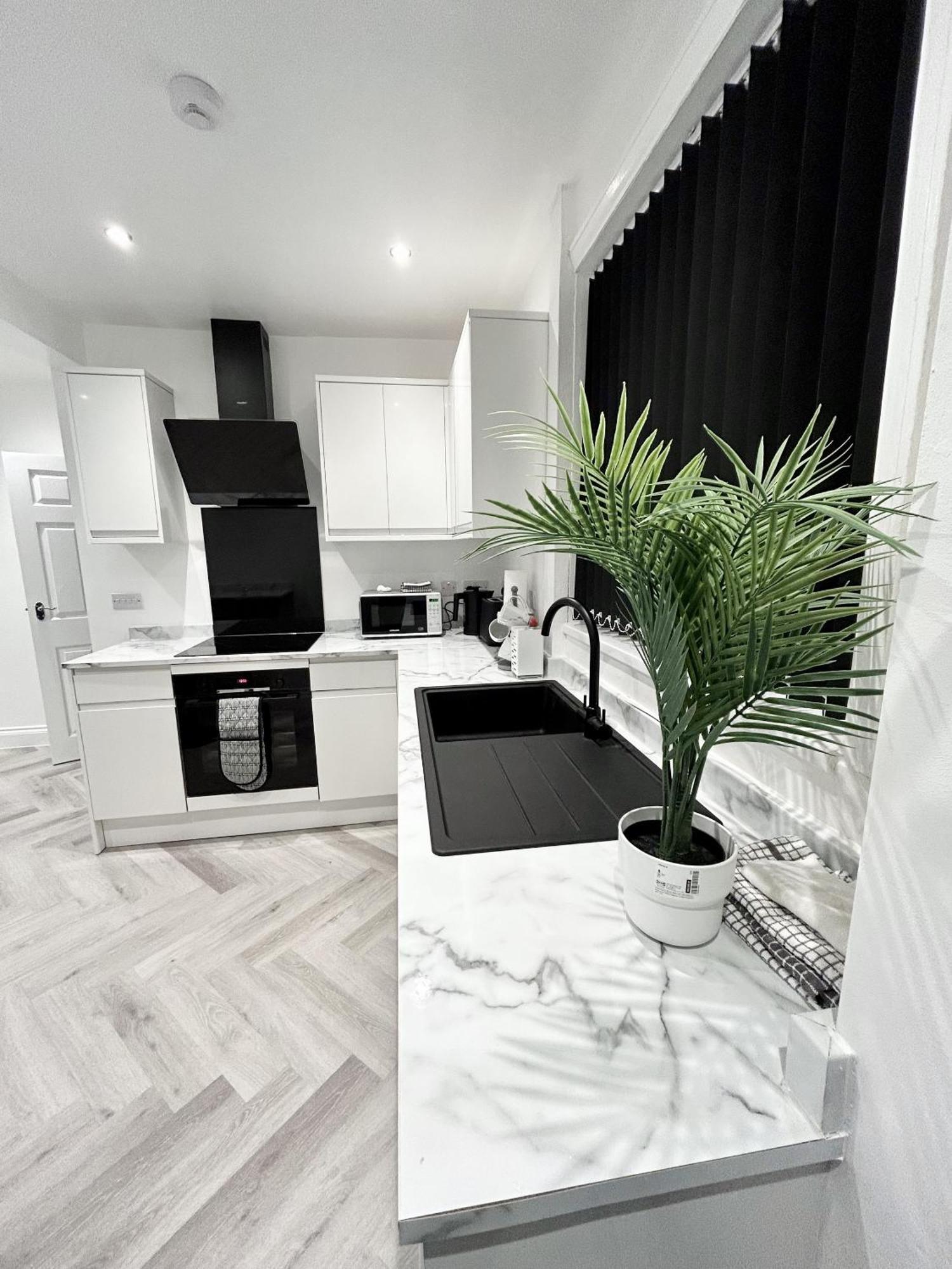 Lymer House - Stylish 3 Bedroom House In Вулвергемптон Экстерьер фото